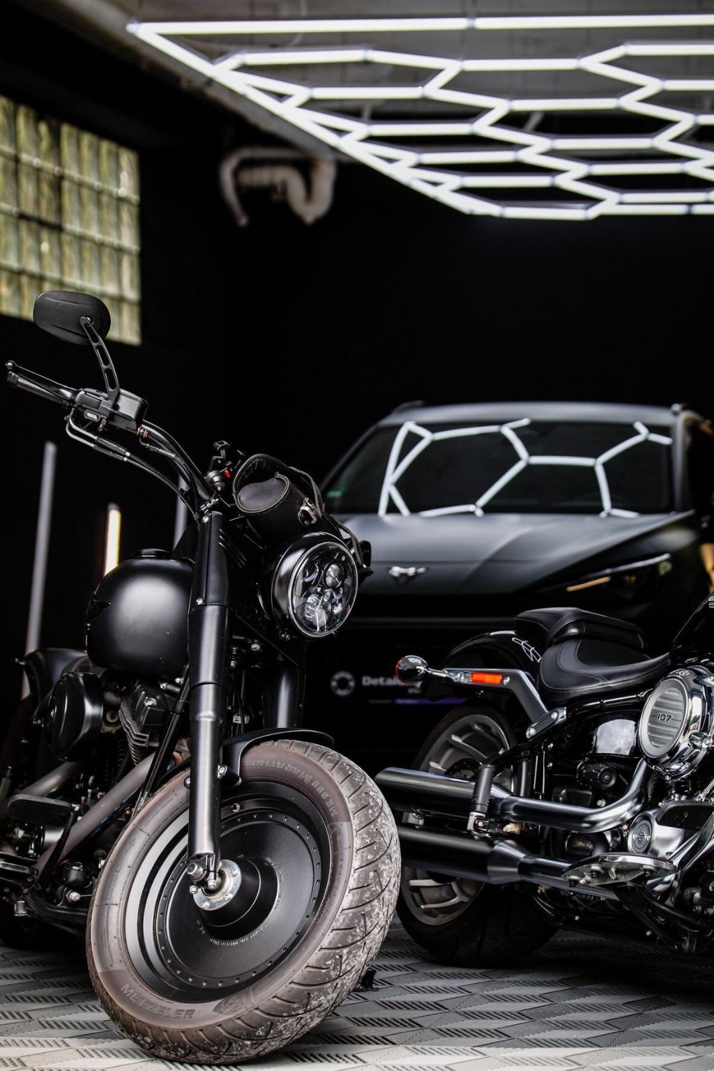 Motorräder und ein Auto im Studio von Detailing Kraft
